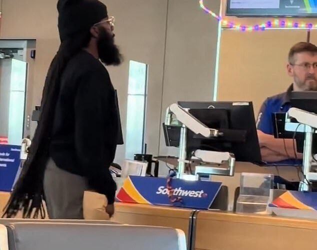 Un pasajero enojado abusa de malas palabras y amenaza al personal en el aeropuerto después de que una ‘bomba’ retrasara su vuelo