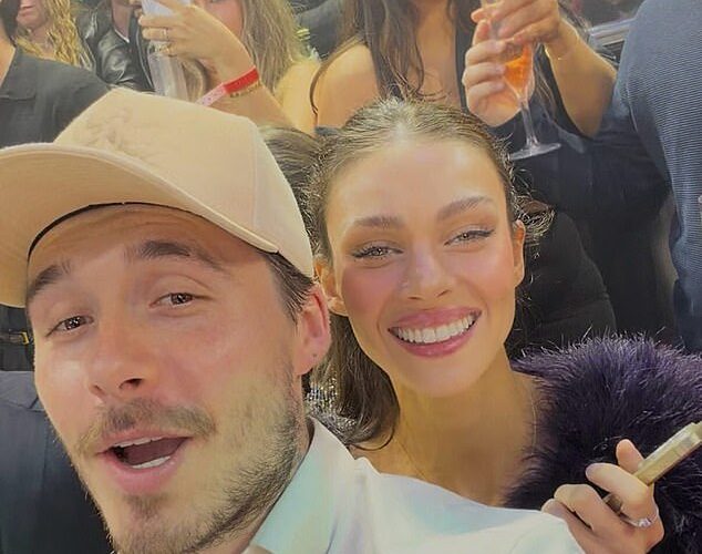 Brooklyn Beckham ha ‘anunciado’ su relación con sus padres separados después de arrancarle la rama de olivo de Año Nuevo a su padre David mientras empacaba el PDA con su esposa Nicola Peltz y festejaba con 50 Cent en un club nocturno de Florida.