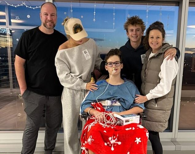 Un hijo adolescente rechaza la oferta de clases de esquí de su madre preocupada durante las vacaciones de deportes de invierno… y horas después llega el horror