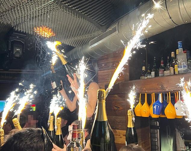 Segundos perdidos antes del incendio en una estación de esquí suiza mientras los jóvenes filman el incendio en lugar de huir: nuevas imágenes muestran que el fuego se extiende hasta el techo después de que una camarera mueve bengalas bajo aislamiento acústico de espuma