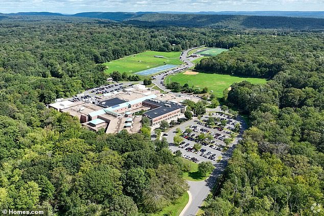 La próspera ciudad de Connecticut está en pie de guerra por los planes para construir un enorme bloque de apartamentos nuevo en una ubicación privilegiada que incluirá viviendas asequibles.