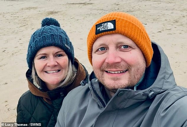 Una pareja construye la casa de sus sueños por £405,000, pero nada puede prepararlos para lo que hay debajo del piso