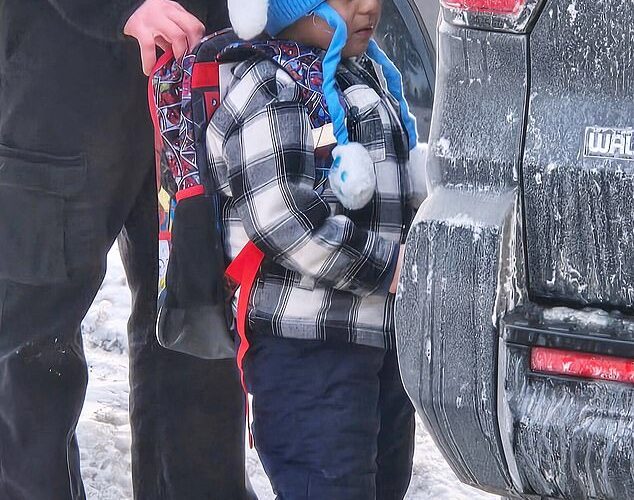 El niño de 5 años filmado cuando ICE lo sacó de una calle de Minnesota se encuentra ahora a 1.000 millas de su casa… mientras la familia niega la afirmación de JD Vance de que su padre lo abandonó