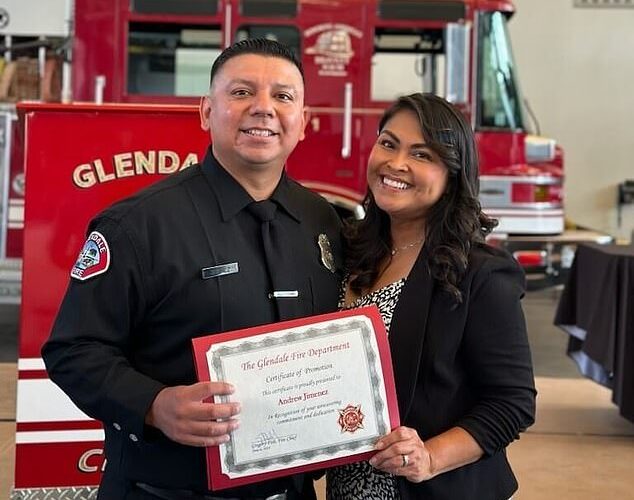La policía dice que el bombero de 45 años mató a la esposa del maestro, de 55 años, después de que ella leyó su diario y descubrió que él estaba teniendo una aventura.