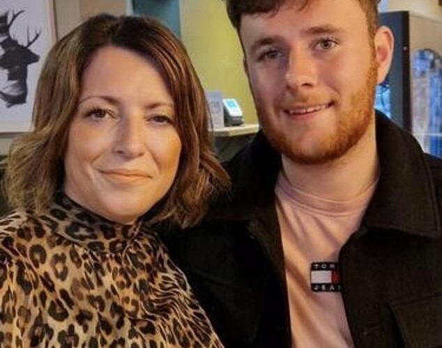 Los paramédicos lo llevaron al hospital para un futbolista aficionado de 20 años que murió a causa de un virus carnívoro, dice el forense