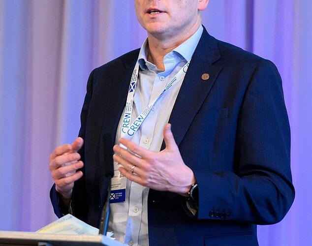 SCOTTISHING Los escoceses han aterrizado con facturas de agua en aumento mientras los jefes de quango disfrutan de paquetes salariales extraordinarios