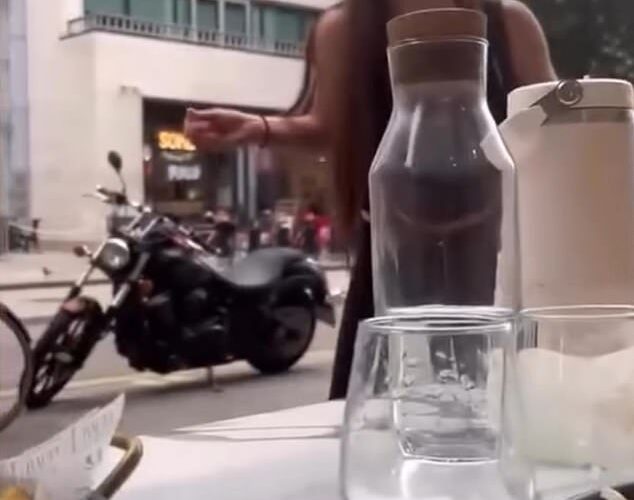 Madre borracha que lanzó insultos antisemitas y arrojó comida a cafeterías kosher del West End sale libre del tribunal tras sentencia de cárcel suspendida