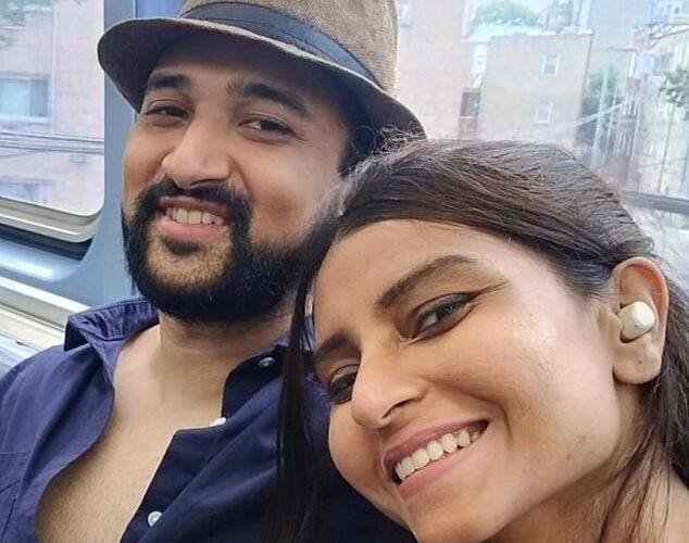 Una pareja india gana un pago de 200.000 dólares por “racismo alimentario” después de que la universidad les pidiera que dejaran de cocinar en el microondas almuerzos picantes con curry en la oficina