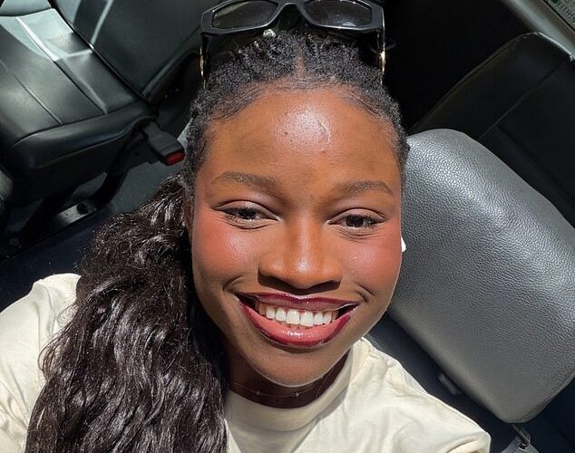 Una glamorosa enfermera de cuidados para personas mayores despedida por dormir en el trabajo descubre su destino mientras está de servicio