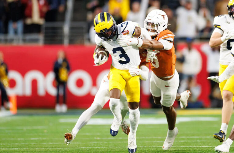 Sorpresa navideña cuando el graduado de fútbol de Michigan se enfrenta a los equipos especiales de Texas