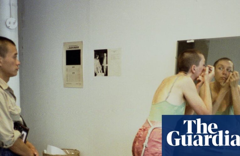 Vivía en una jaula, saltaba desde ventanas y pasó un año en casa de un amigo: ¿Es Tehching Sih el artista de performance más extremo de todos los tiempos? | Arte y Diseño