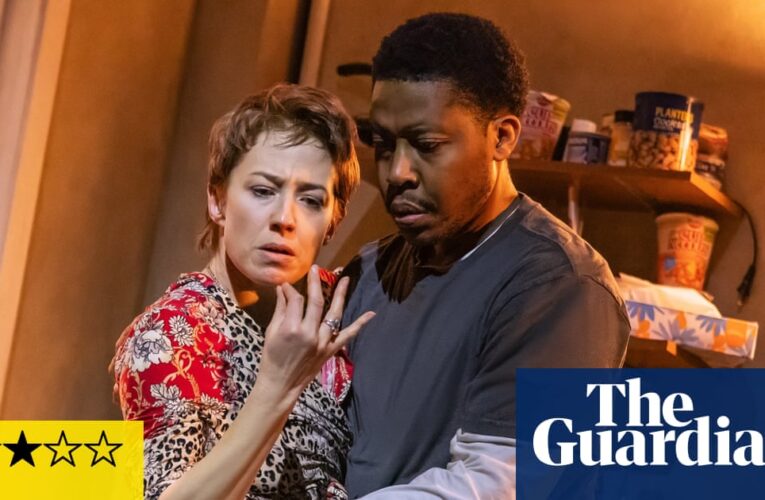 Bugs Review – Carrie Coon aporta intensidad al resurgimiento de Paranoid Tracy Letts en Broadway