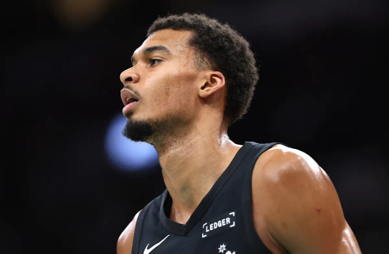 Spurs-Knicks Victor Wembanyama se va al vestuario con aparente lesión en el pie