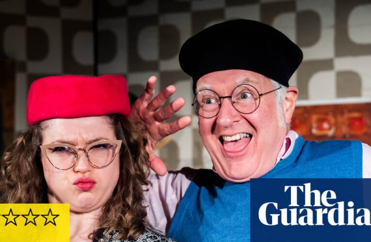 ¿Qué le pasa a Benny Hill? Reseña: un vívido recordatorio de lo que millones de personas alguna vez consideraron divertido el teatro.