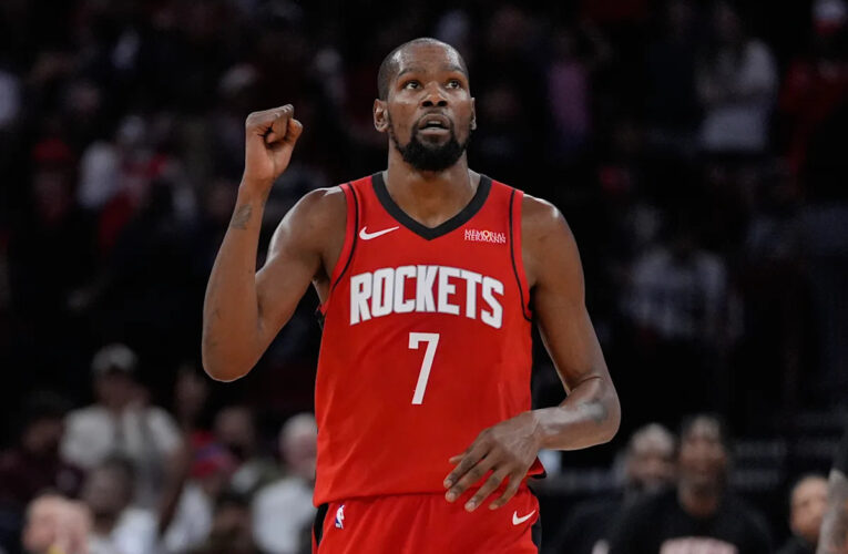 Los 32 puntos de Kevin Durant llevan a los Rockets a una victoria como visitantes por 111-104 sobre los Pistons