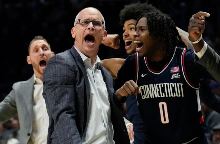 El No. 4 UConn derrotó a Xavier 90-67 detrás de Mullins y Karaban