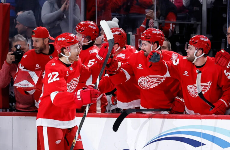 John Gibson hizo 24 salvamentos y los Red Wings vencieron 2-1 a los Jets en caída libre.