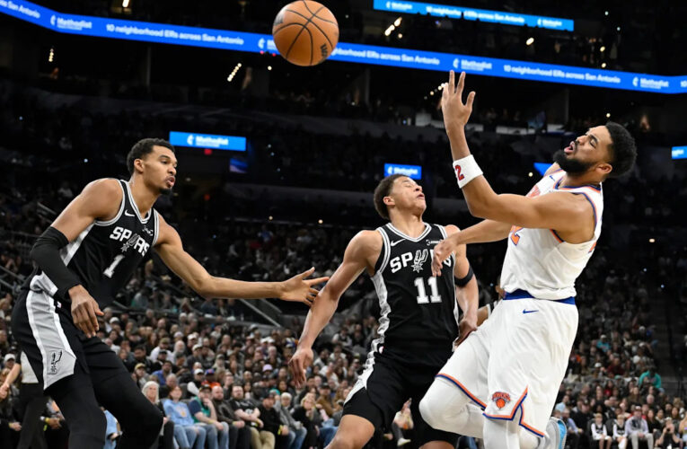 Los Spurs sobreviven al susto de las lesiones en Wembanyama y se recuperan para vencer a los Knicks 134-132 en la revancha de las finales de la Copa de la NBA
