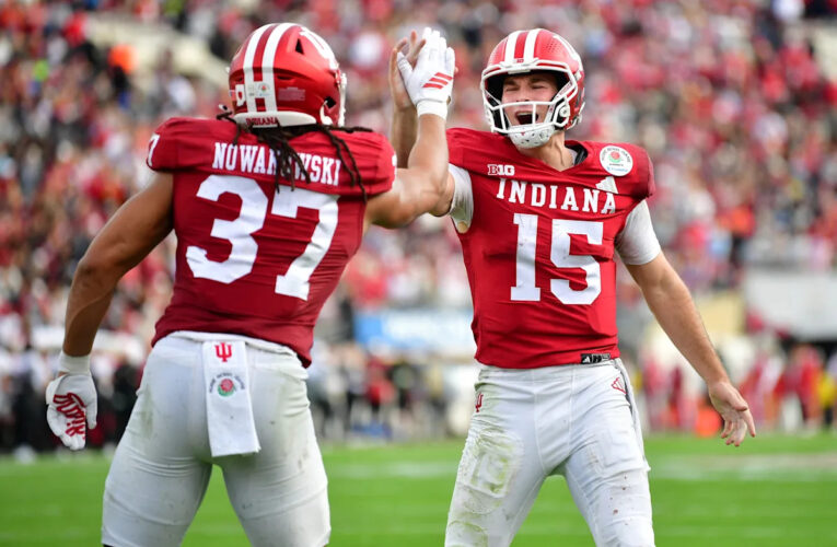 El College Football Playoff por fin se disputa en el campo y no a puerta cerrada, y los resultados son gloriosos